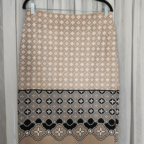 NYCO EUC Black, Tan White Geometric Design Knee-Length Pencil Skirt for Work - Picture 5 of 7